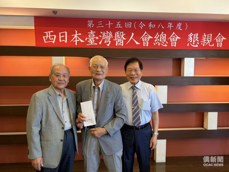 大阪中華學校理事長洪里勝信(左)與西日本臺灣醫人會前會長上條勝常(中)及鄧尚昇(右)合影。