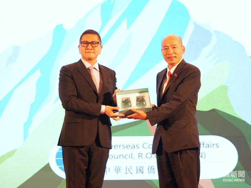 立法院設晚宴招待僑務委員，立法院院長韓國瑜（右）與僑務委員代表汪蔚興（左）互贈紀念品。