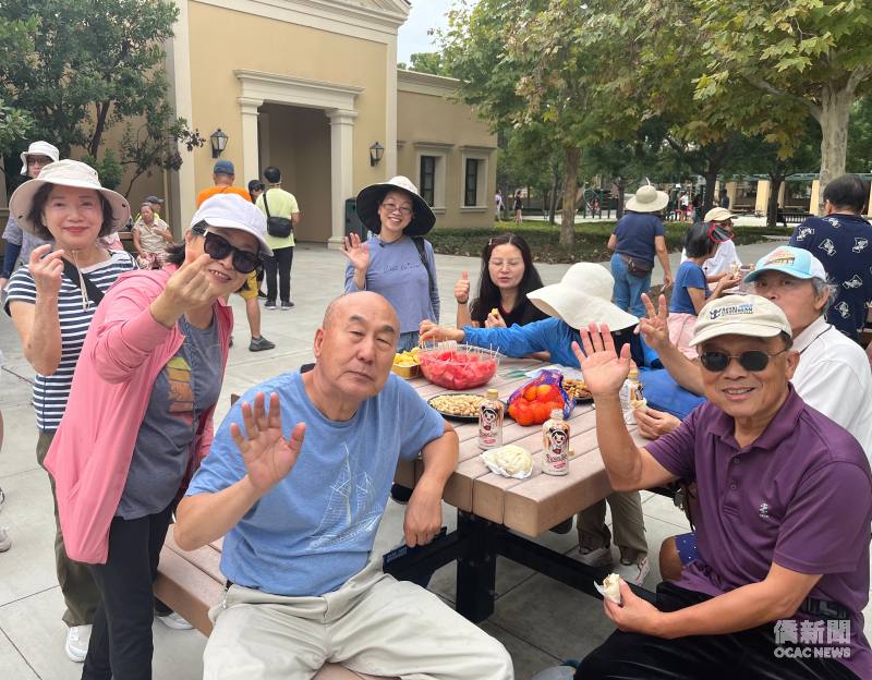 健行結束，鄉親們仍意猶未盡，三五成群分享沿途趣事。