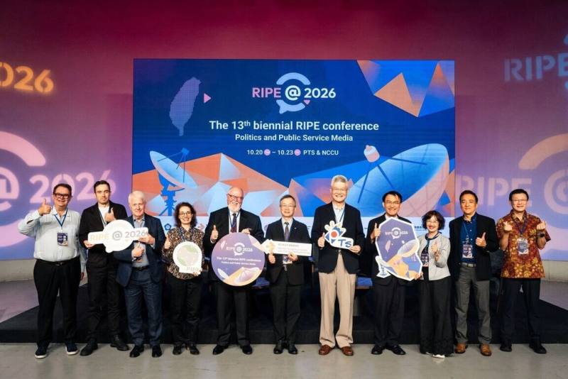 公視與政治大學共同主辦的「RIPE 2026雙年會」21日在公視攝影棚舉辦「實務日」，公廣集團董事長胡元輝（右5）、政治大學校長李蔡彥（右6）與RIPE 2026雙年會組織代表合影。（公視提供）