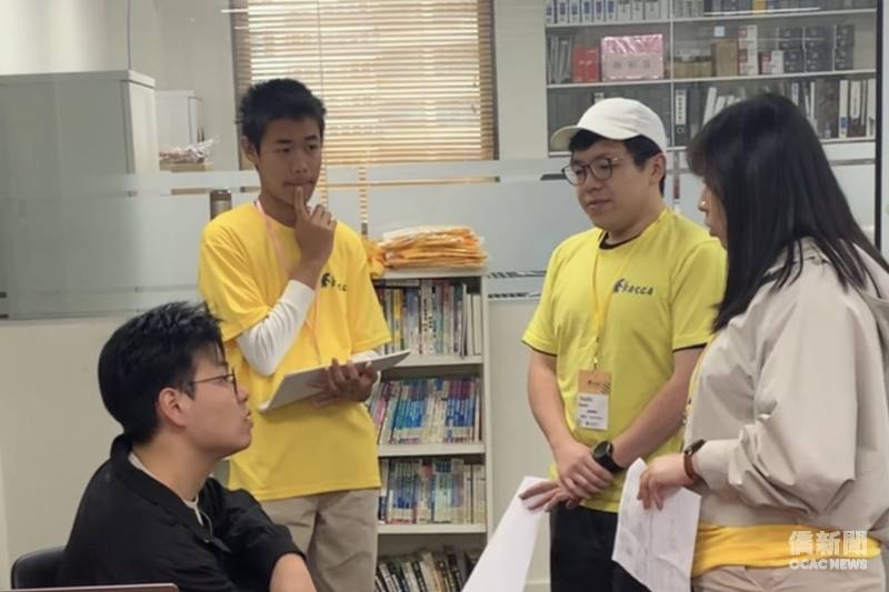 宋戴崙（後方左）主動承擔任務，與FASCA導師們討論活動細節。