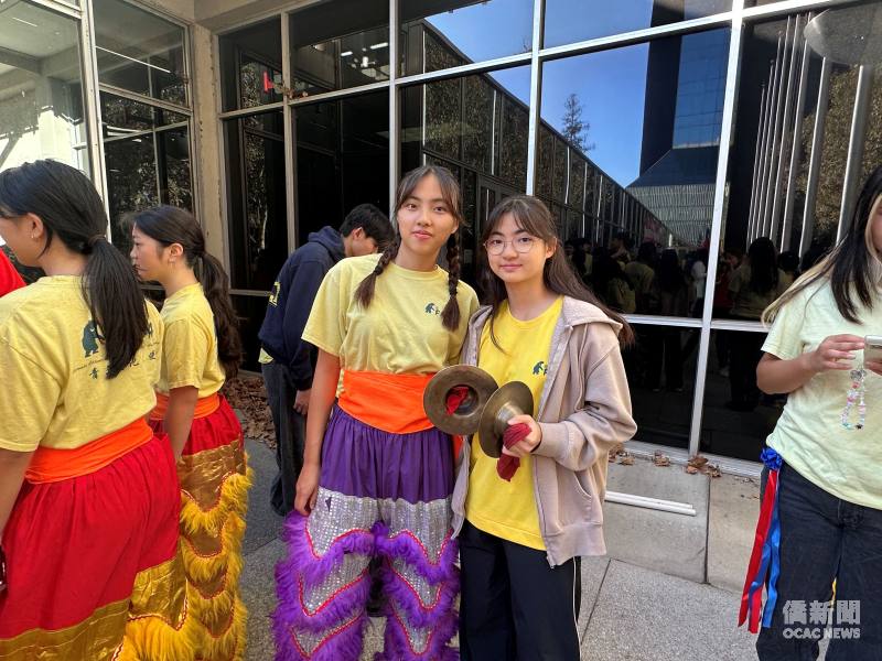 洪千淳(左)和姐姐參加雙十國慶舞獅演出。（洪千淳提供）