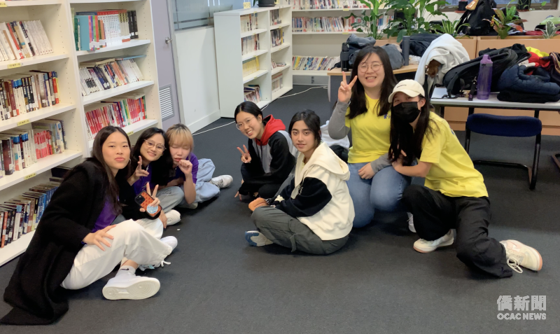 鍾耀萱(中間後排）2025年與臺灣搭僑計畫學生互動
