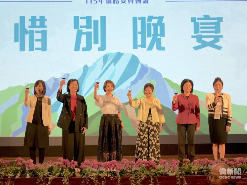僑務委員會代理委員長李姸慧（左三）與立委蔡春綢（左二）向各位僑務委員致意。
