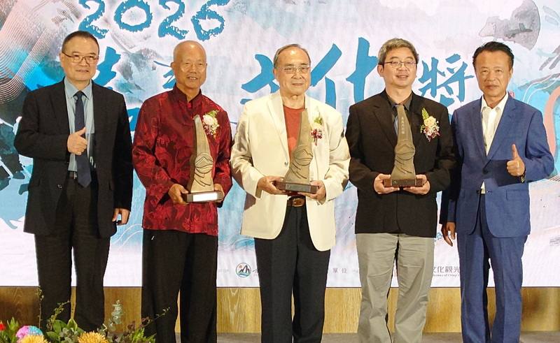 協志高級工商職業學校創辦人何明宗（中）、北管藝師黃錦財（左2）與三昧堂創意木偶團長嚴仁鴻（右2）獲第5屆嘉義文化獎。嘉義縣長翁章梁（右1）與國立故宮博物院長蕭宗煌（左1）22日出席頒獎典禮。