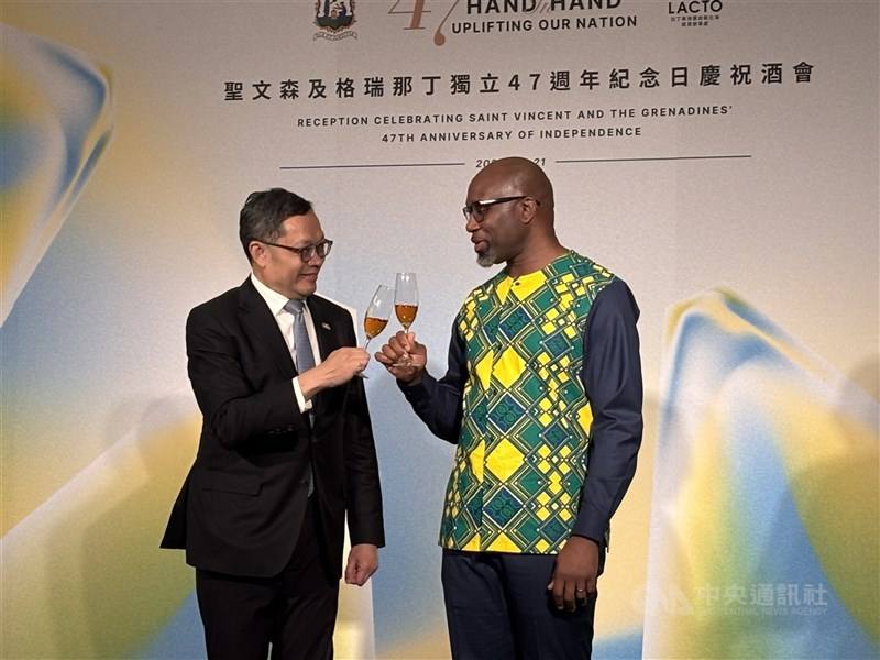 Deputy Foreign Minister Chen Ming-chi (陳明祺), left, and Saint Vincent and the Grenadines' ambassador to Taiwan Kenton Chance.
