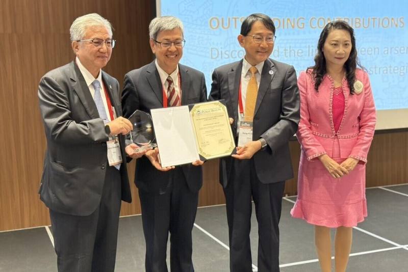 第57屆亞太公共衛生學術聯盟（APACPH）年會22日在台南舉辦，中研院長陳建仁（左2）獲頒「麥克拉倫教授領導成就獎」，表彰其在流行病學、環境健康防治等貢獻。（中研院提供）