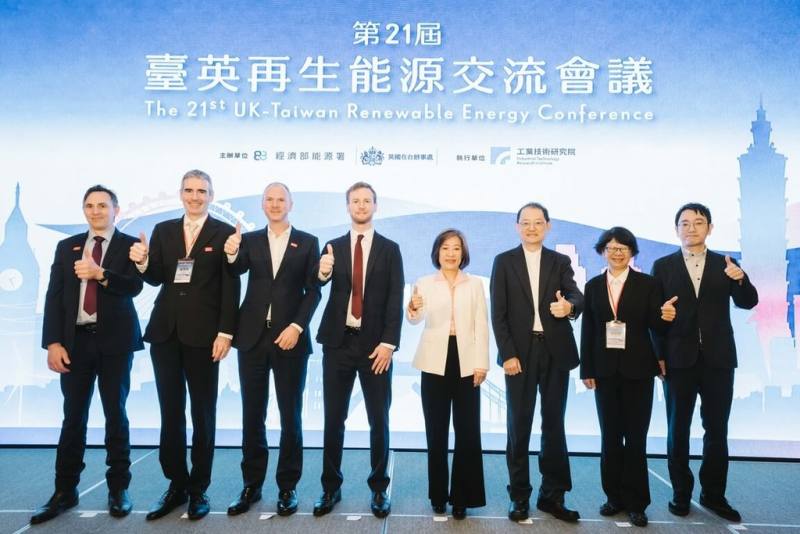 經濟部能源署與英國在台辦事處20日共同舉辦「第21屆台英再生能源交流會議」，與會人員合影留念。（經濟部提供）