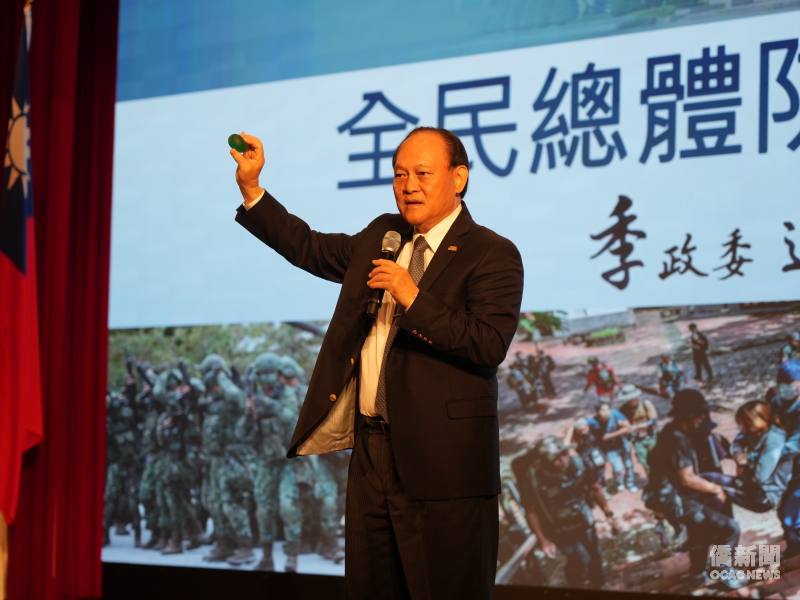 行政院政務委員季連成說明當國家具備防衛韌性，就能如橡皮球一樣，不畏面對任何壓力及挑戰。