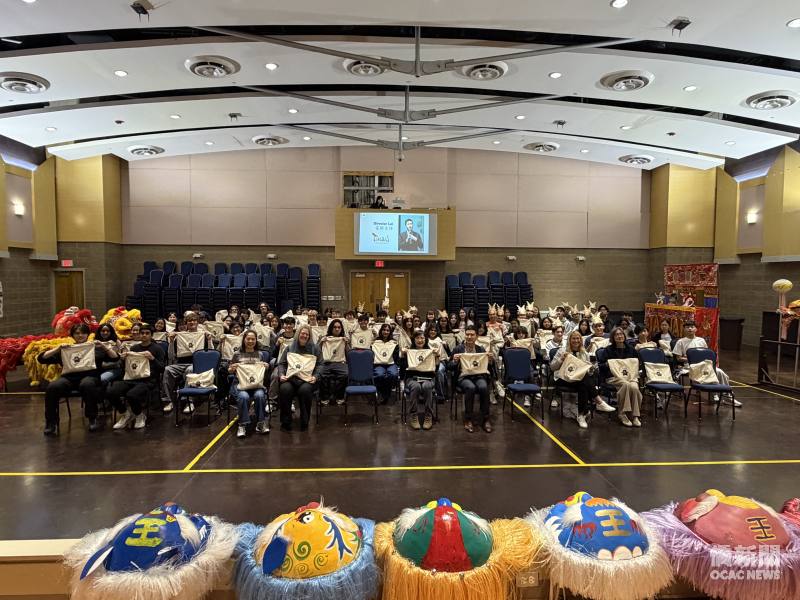Neuqua Valley High School和Metea Valley High School高中生合影(第一排右一教師卞艾芸、右三芝加哥文教中心主任雷棋、中間文化志工周宜樺、左三教師鄭瑞芳)
