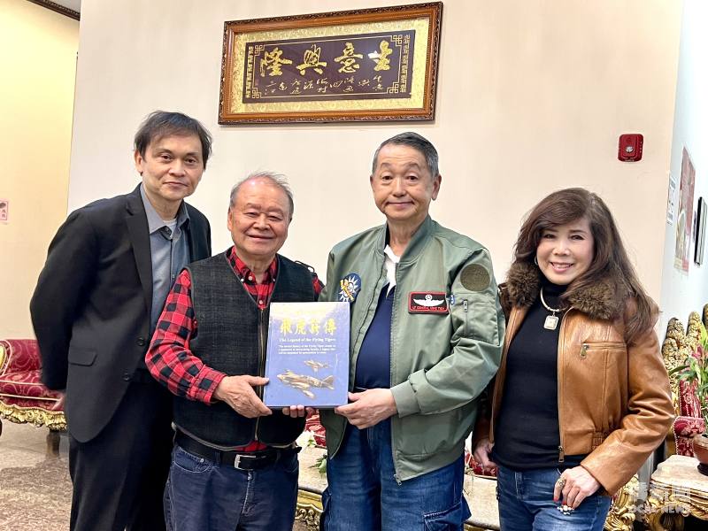 將軍田在勱 (右二) 致贈《飛虎薪傳》精裝本給大紐約區空小校友會會長祖乃元 (左二) ，與僑務諮詢委員戴松昌 (左一) 、榮譽理事長謝翠萍 (右一) 會後合影。