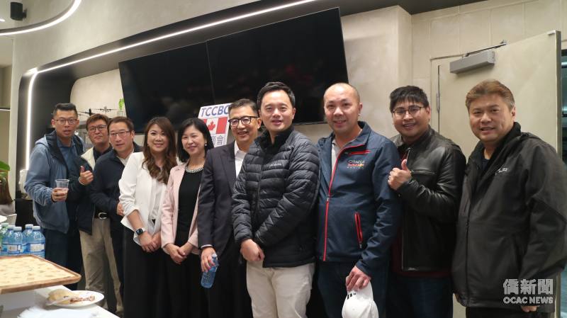 卑詩省臺灣商會會長朱彥綺(左四)攜手理事群積極連結金融資源、服務會員及促進僑臺商事業發展。