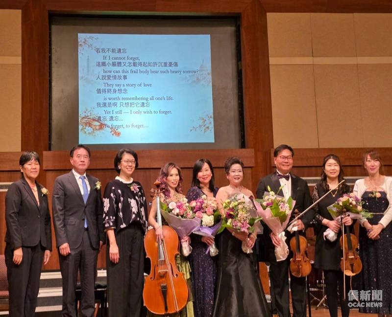 駐休士頓辦事處處長蕭伊芳(左三)偕同休士頓文教中心主任高家富(左二)、駐休士頓辦事處組長許秀琴(左一)出席音樂會聆聽。（左四）鋼琴伴奏老師林佳蓉（左五）鋼琴伴奏陳毓珍博士（左六）女高音老師陳兆香（左七）教授蘇顯達（左八）小提琴老師張宜 （右一）中華聯誼會會長王琦琦