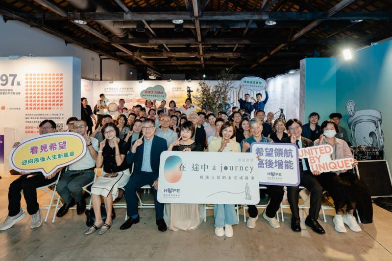 癌症希望基金會「在途中」展覽移師高雄駁二，23日舉辦開幕記者會，盼透過藝術創作、沉浸式體驗及癌友生命故事，呈現罹癌後面對治療、生活轉變與家庭陪伴的歷程，民進黨立委邱議瑩（前排右4）現身分享。（癌症希望基金會提供）