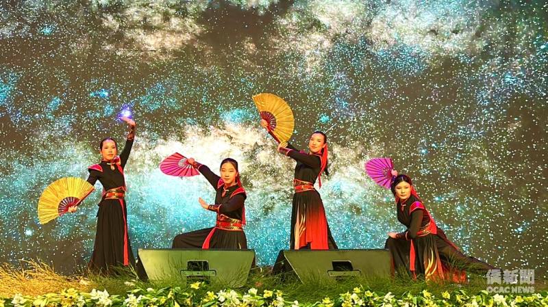 FASCA青年和聖儒華校學生參加海外客家懇親大會中表演「鐵扇旗風行」，左2為張庭禎