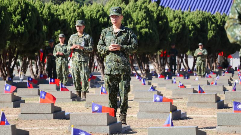 適逢古寧頭戰役77週年，陸軍金門防衛指揮部23日於太武山公墓舉辦追思祭悼典禮，金防部官兵在每座陣亡將士墓碑前插置國旗及上香緬懷。（陸軍金門防衛指揮部提供）