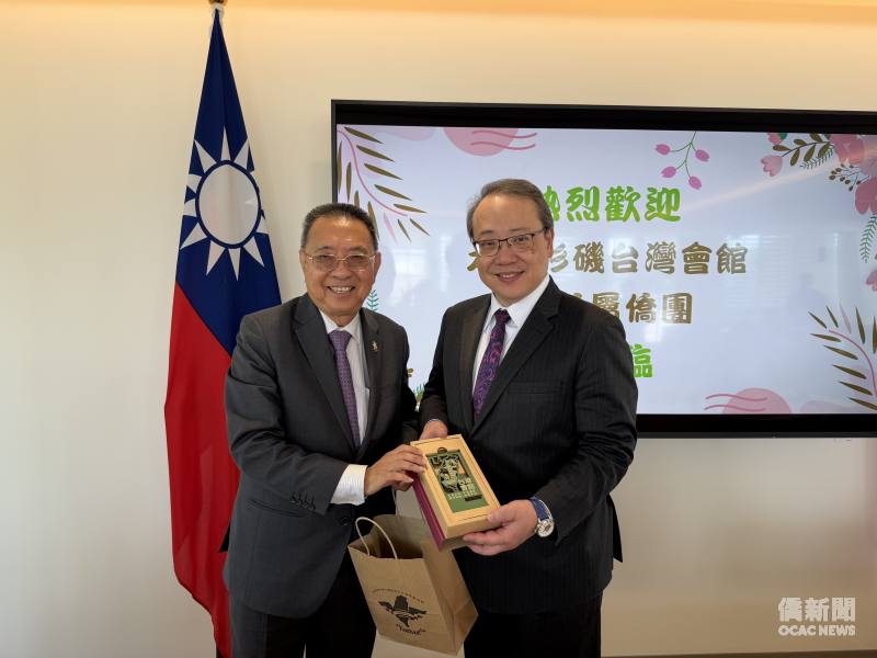 田詒鴻致贈禮品予馬博元，雙方合影留念，展現深厚情誼。