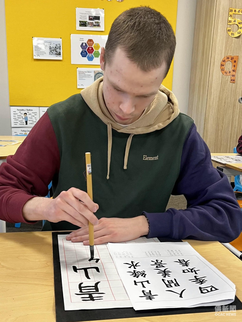 Kye專注練習毛筆書法，從漢字筆畫中體會書寫之美，並感受傳統文化的魅力。