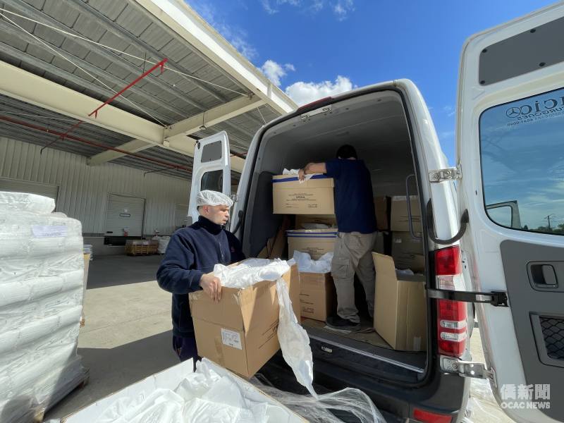 慈濟志工到臺商工廠載運紙尿布