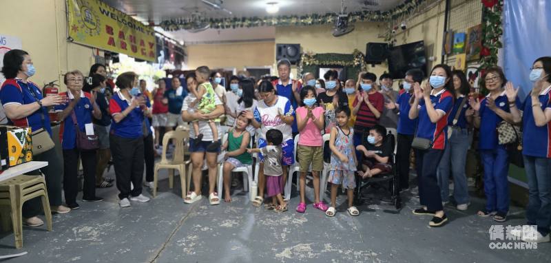 入住癌童及家屬特別獻唱聖誕歌曲，以溫馨動人的歌聲向文總一行表達感謝，現場洋溢著溫暖與感恩的氛圍。