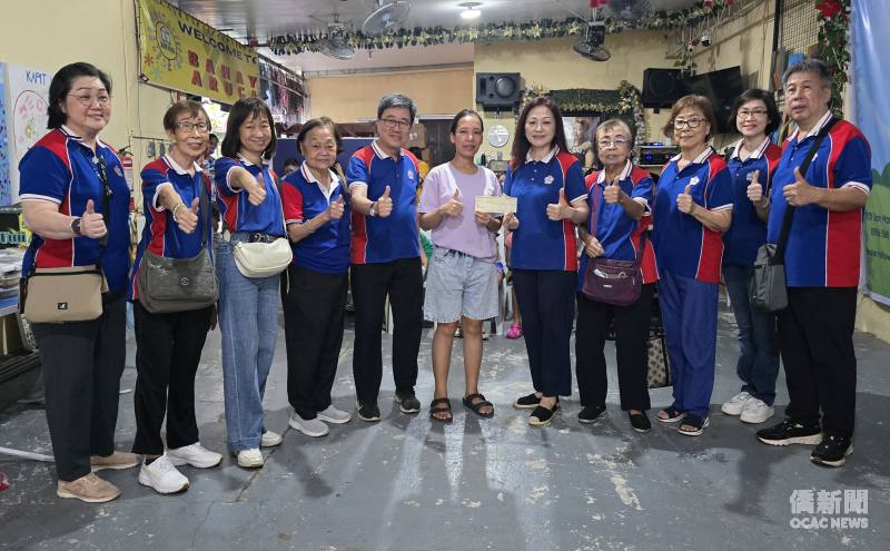梁俊如（右5）、陳立人（左5）代表菲華文經總會，將5萬披索善款交予Bahay Aruga癌童中途之家負責人Caren Telan（中）。