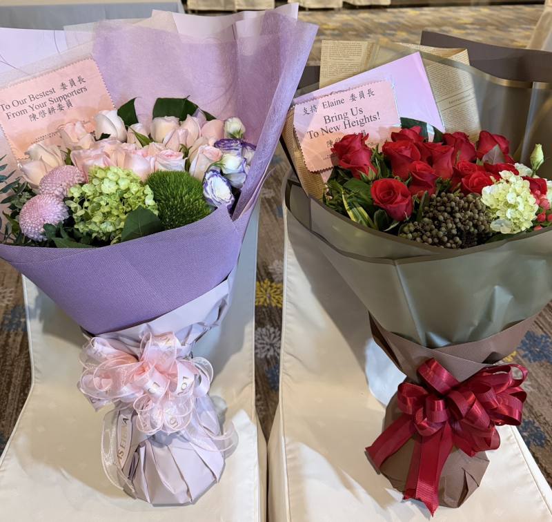 僑務委員主動為前委員長準備、祝賀生日的花禮
