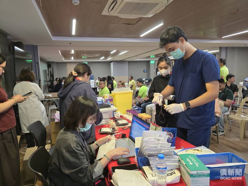 醫護人員將採集完成的血液妥善保存，確保血液品質與安全