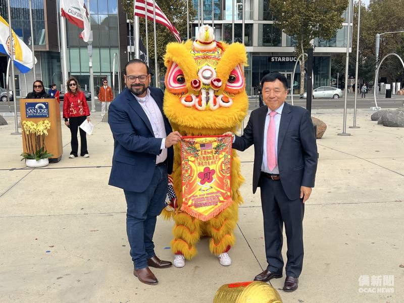 華美傳統基金會會長林大銳(右)與聖荷西市第五選區市議員Peter Ortiz(左)合影。