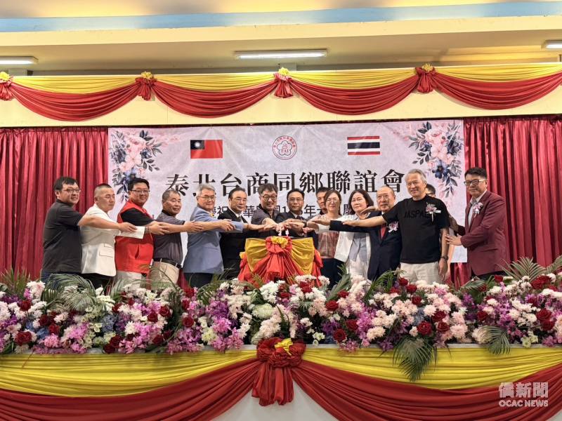 藍夏禮及與會貴賓切蛋糕慶祝中華民國生日及該會會慶。