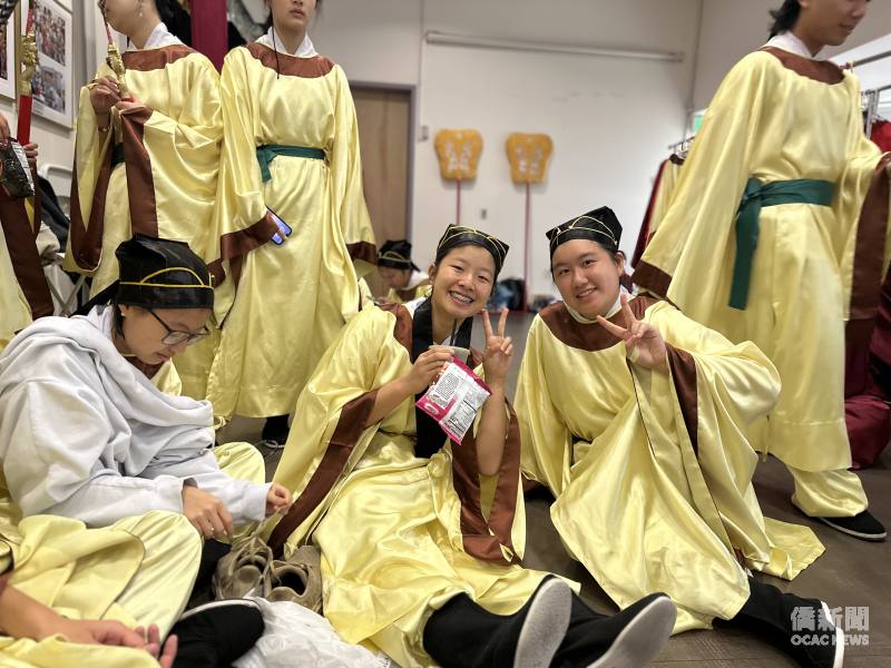 2024 年祭孔大典，王品蘊(中)和FASCA學員擔任佾生。(王品蘊提供)