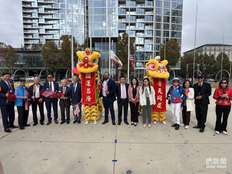 聖荷西市府廣場臺灣日升旗典禮貴賓合影。