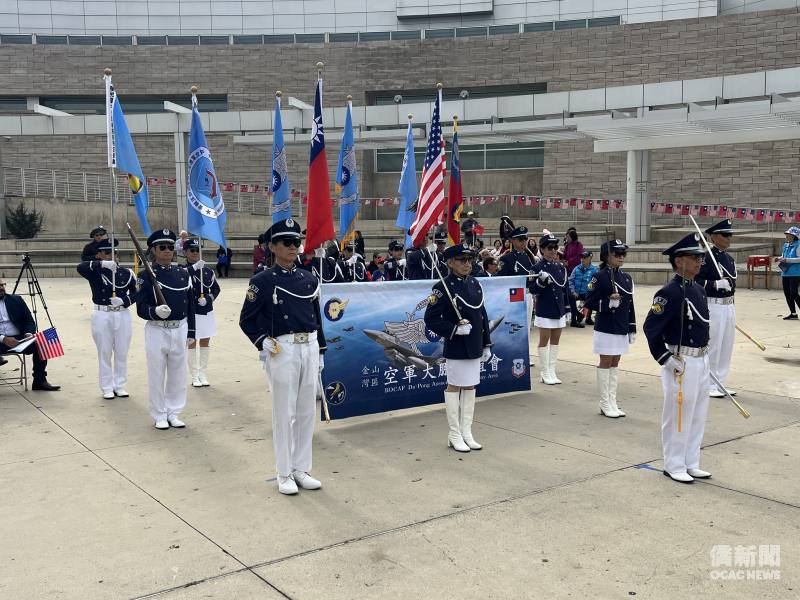 金山灣區空軍大鵬聯誼會旗隊護旗進場。