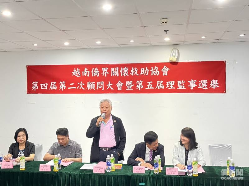 越南僑界關懷救助協會會長郭順德(左3)致詞，分享參與僑務委員會急難救助工作研討會的心得。