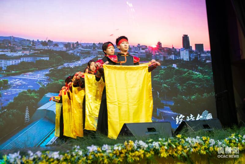 谷昆樺（第一位）與 FASCA 學員們於今年客家懇親會中帶來精彩的旗舞演出