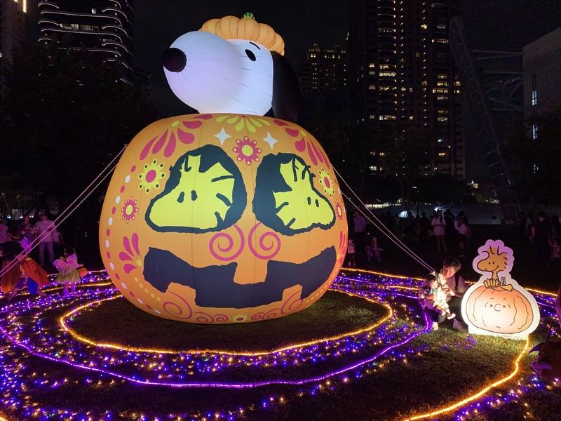 桃園萬聖城活動熱鬧登場，觀光旅遊局表示，活動將持續至11月1日，除繪製7款限定城市視覺，還設置9座藝術裝置。
