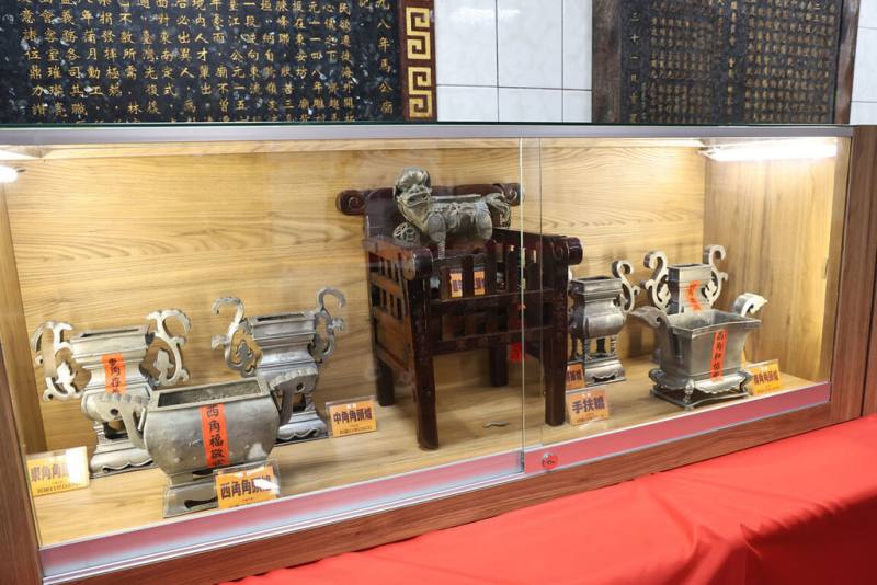 府城六合境馬公廟26日獲認證成為台南第13間宮廟博物館，廟內設置文物展示空間，透過妥善保存與展示，讓民眾認識地方信仰文化與廟宇歷史。（台南市政府提供）