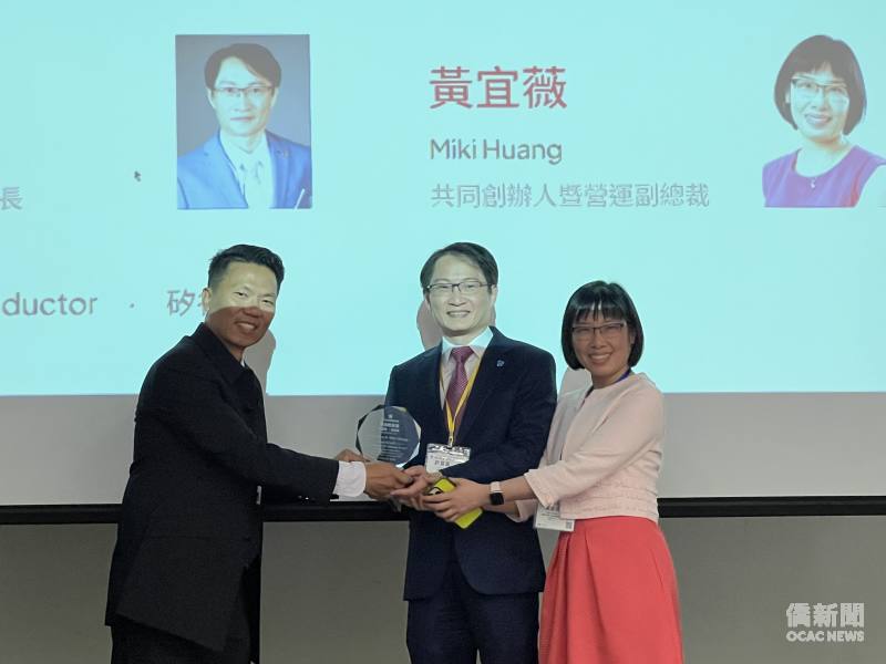成大北加州校友會傑出校友獎，由會長洪啓峰(左)親自頒發給許畗菖(中)及黃宜薇(右)，肯定兩人的貢獻。