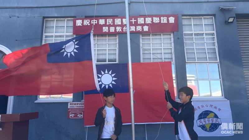 旗手邱寶陞(右)及邱寶鋮(左)。