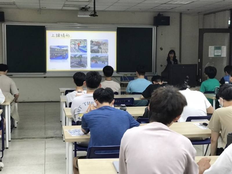 為有效提升市民騎乘機車上路的防禦駕駛觀念與應變能力，高雄市交通局加碼提供「設籍高雄市民」每名新台幣2400元訓練費補助。（高雄市交通局提供）