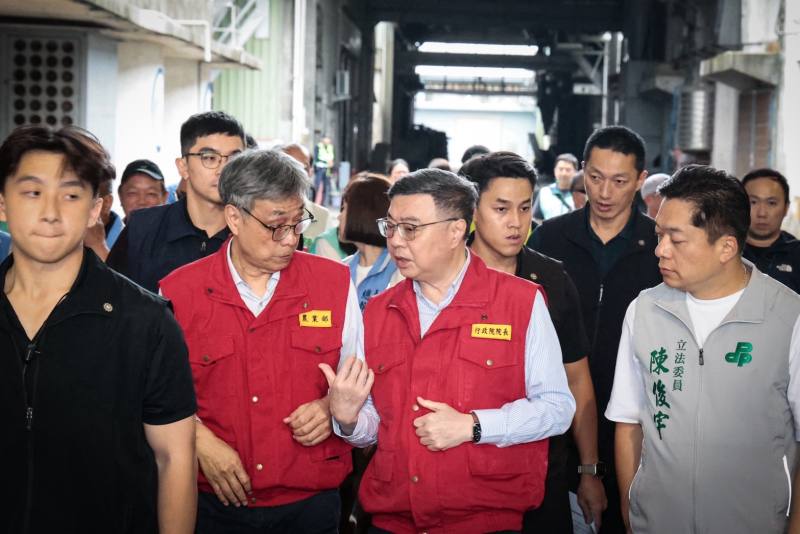 行政院長卓榮泰25日前往宜蘭縣五結鄉視察公糧倉庫受損情形