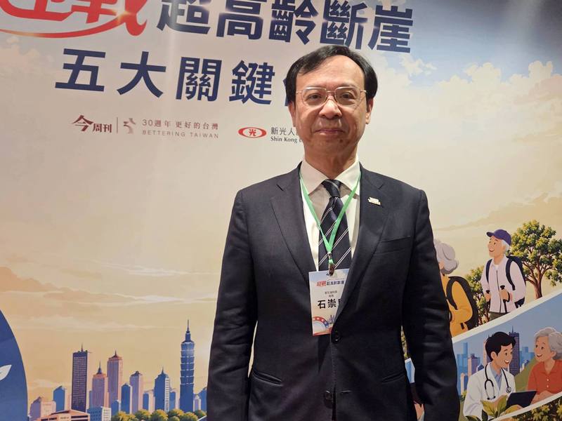 台大醫院附近設立假日輕急症中心（UCC）新據點，衛福部長石崇良（圖）26日出席活動接受媒體聯訪時表示，初步評估設於華山市場一帶，目前仍在規劃作業中，盼春節前啟用。