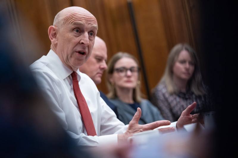 英國財政大臣希利（John Healey）（左1）訂28日發布政府年度預算案。官方已預告將加強投資人工智慧（AI），包括成立生物安全AI實驗室。（英國財政部提供）