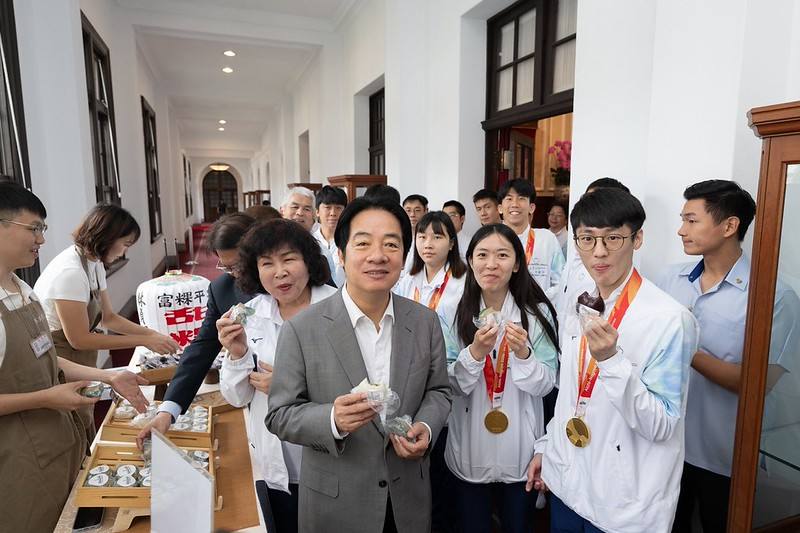 總統感謝選手們在國際賽場綻放臺灣之光，也祝福大家平安健康，繼續勇敢追夢