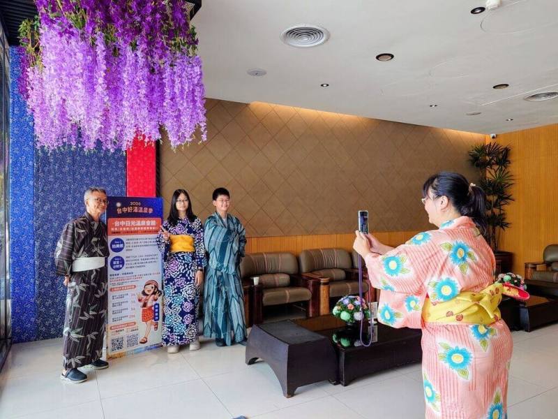 「2026台中好湯溫泉季」活動至10月31日，溫泉區合作業者推出期間限定泡湯及旅宿優惠，民眾前往指定溫泉旅宿與活動立牌或桌牌及旅宿場景合照，上傳至「大玩台中」臉書指定貼文留言並標註2名好友，有機會抽中日本來回機票。（台中市政府提供）