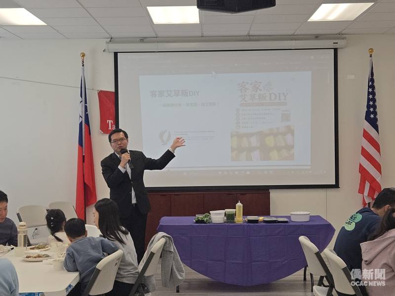 金山灣區文教中心主任王偉讚以客語向現場民眾打招呼，鼓勵僑胞透過文化活動認識臺灣客家文化。