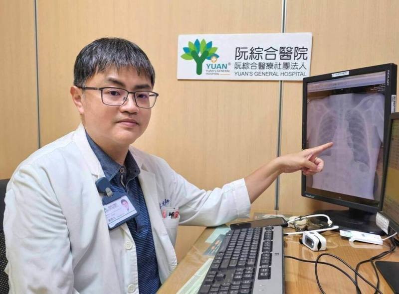 10月起日夜溫差大，加上東北季風南下空污明顯。高雄阮綜合醫院胸腔內科主任蕭惠元提醒，若防護不足容易使支氣管黏膜受損，進而引發呼吸道過敏與肺病。（高雄阮綜合醫院提供）
