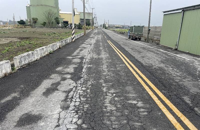 彰化縣大城鄉潭墘路出現老舊破損等狀況，彰化縣政府將辦理改善工程，提升路面平整度，希望提供安全及舒適通行環境。（彰化縣政府提供）