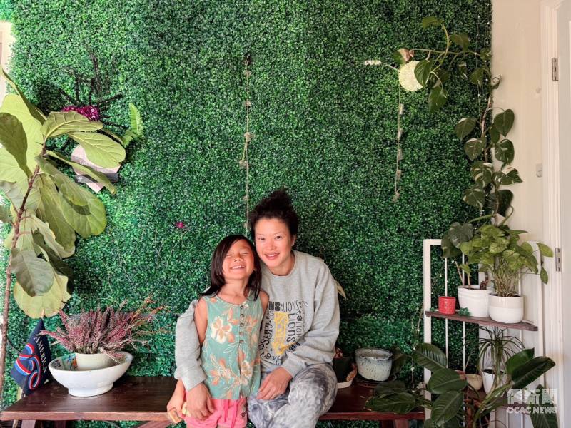 Bootea Flow Yoga Studio 創辦人 Tyng Tyng Chiu與小女兒向大家介紹場館的特色與理念。