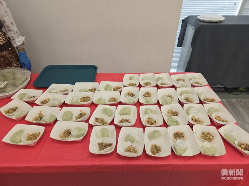 主辦單位事先將艾草粄製作材料分裝，方便親子動手體驗傳統客家米食製作，感受客家飲食文化的特色。