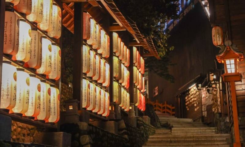參山國家風景區管理處23日起推出「梨享森活－2026自由行踩點集點趣」活動，遊客可搭配谷關泡湯、森林步道等，體驗山區日夜各具特色的風貌。（民眾提供）